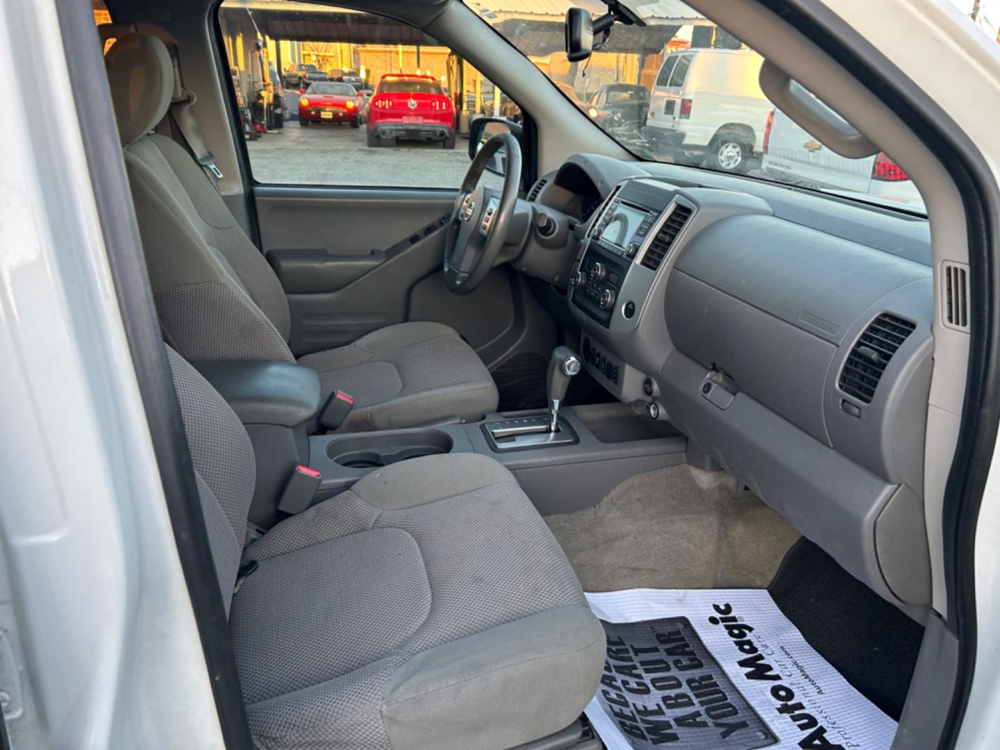 2018 White Nissan Frontier SV Crew Cab LWB 5AT 2WD (1N6AD0FR5JN) with an 4.0L V6 DOHC 24V engine, 5A transmission, located at 1687 Business 35 S, New Braunfels, TX, 78130, (830) 625-7159, 29.655487, -98.051491 - Photo#8